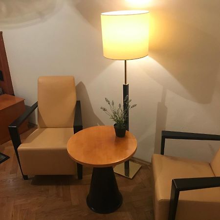 All Seasons Hostel Прага Экстерьер фото