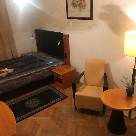 All Seasons Hostel Прага Экстерьер фото