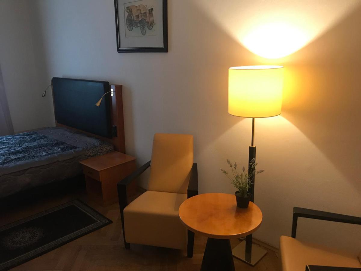 All Seasons Hostel Прага Экстерьер фото