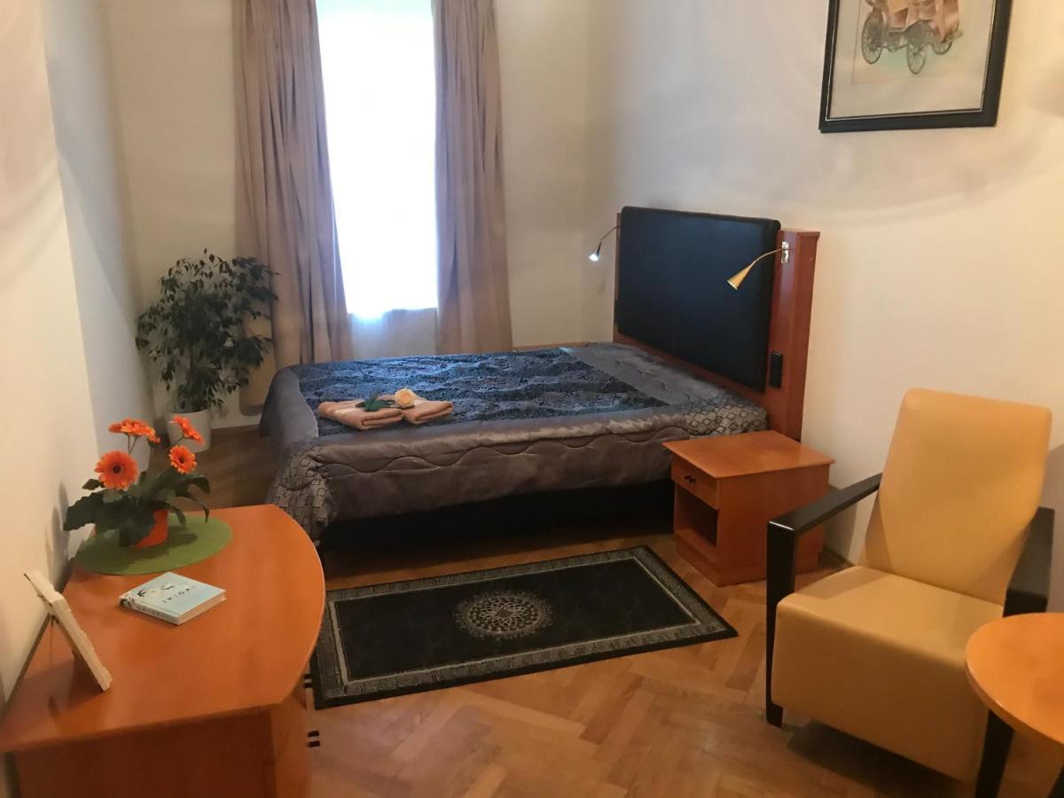 All Seasons Hostel Прага Экстерьер фото