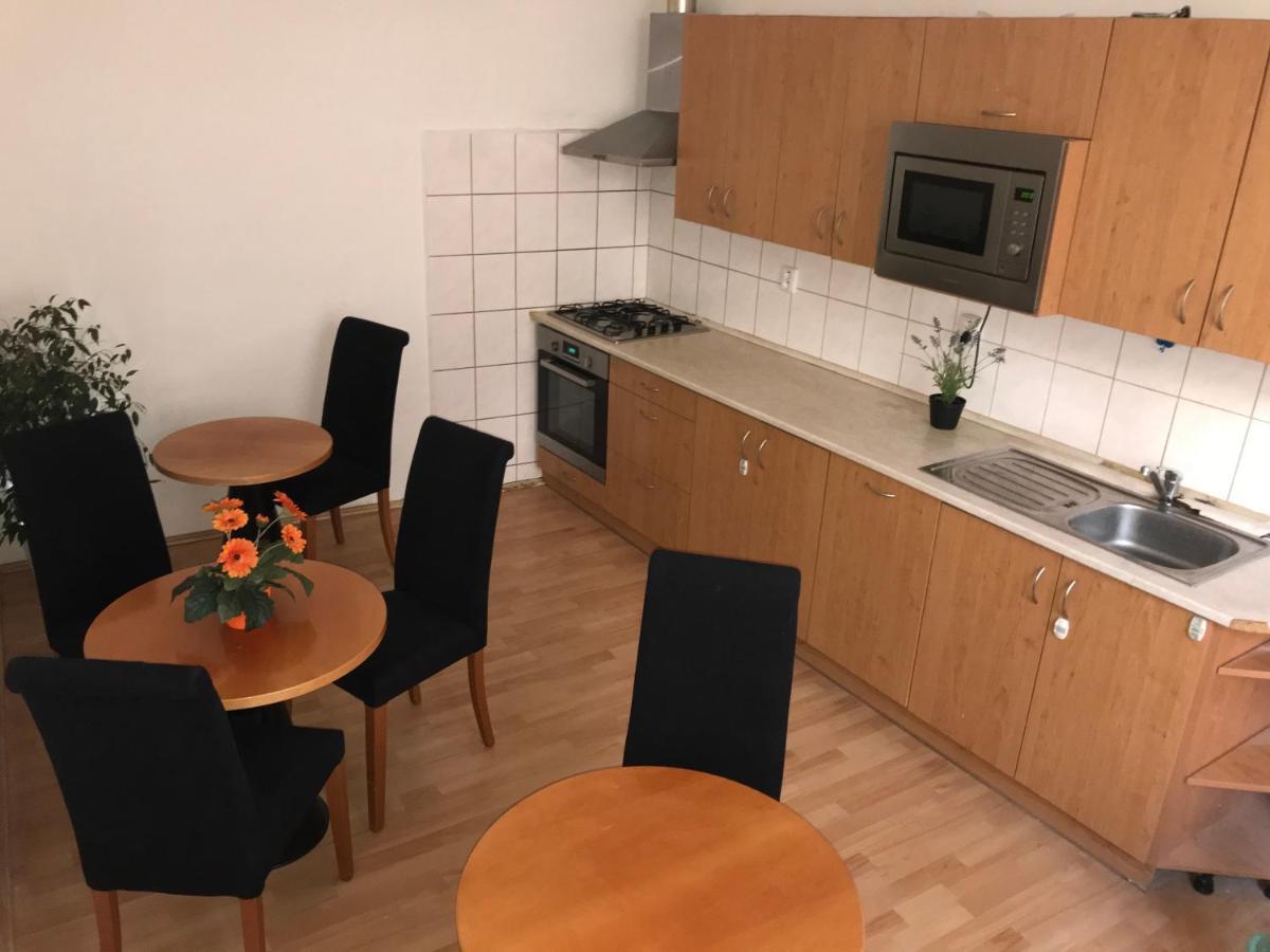 All Seasons Hostel Прага Экстерьер фото
