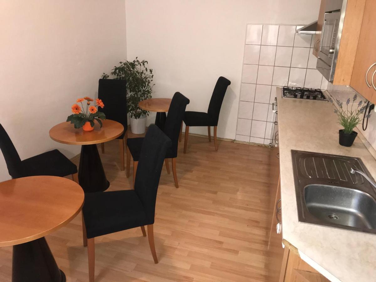 All Seasons Hostel Прага Экстерьер фото