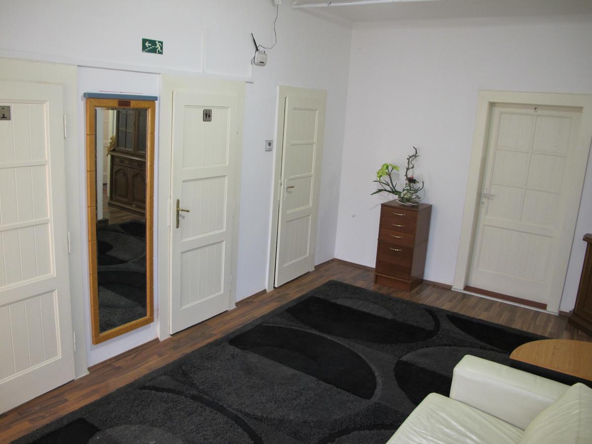 All Seasons Hostel Прага Экстерьер фото