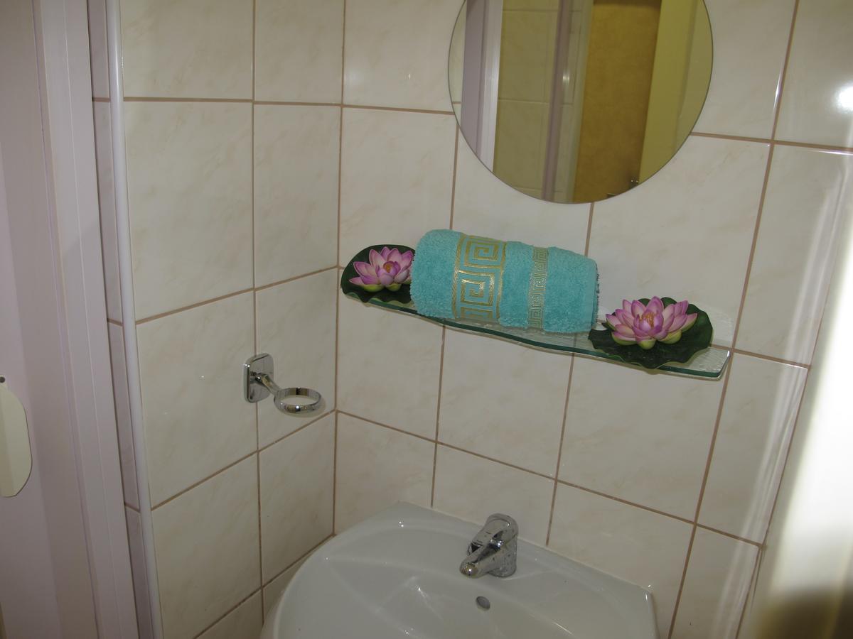 All Seasons Hostel Прага Экстерьер фото