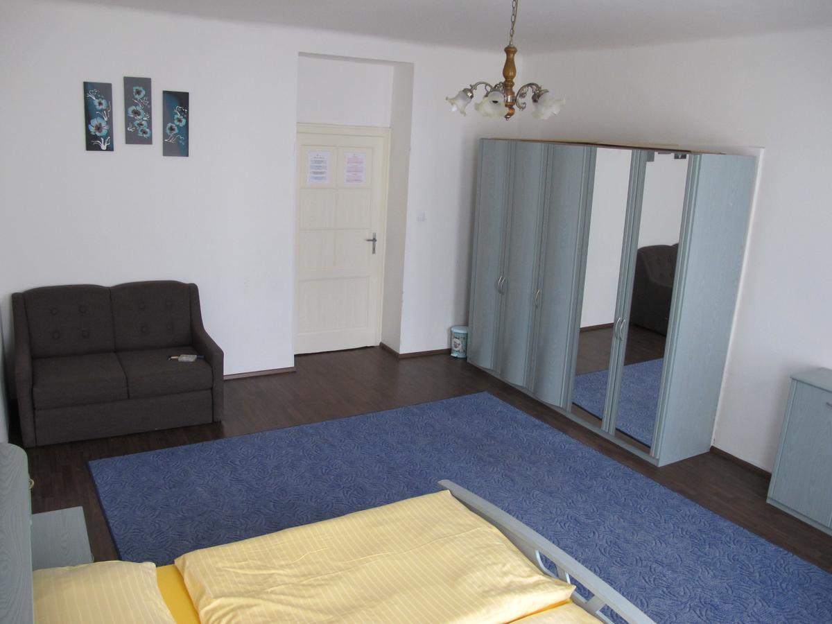 All Seasons Hostel Прага Экстерьер фото