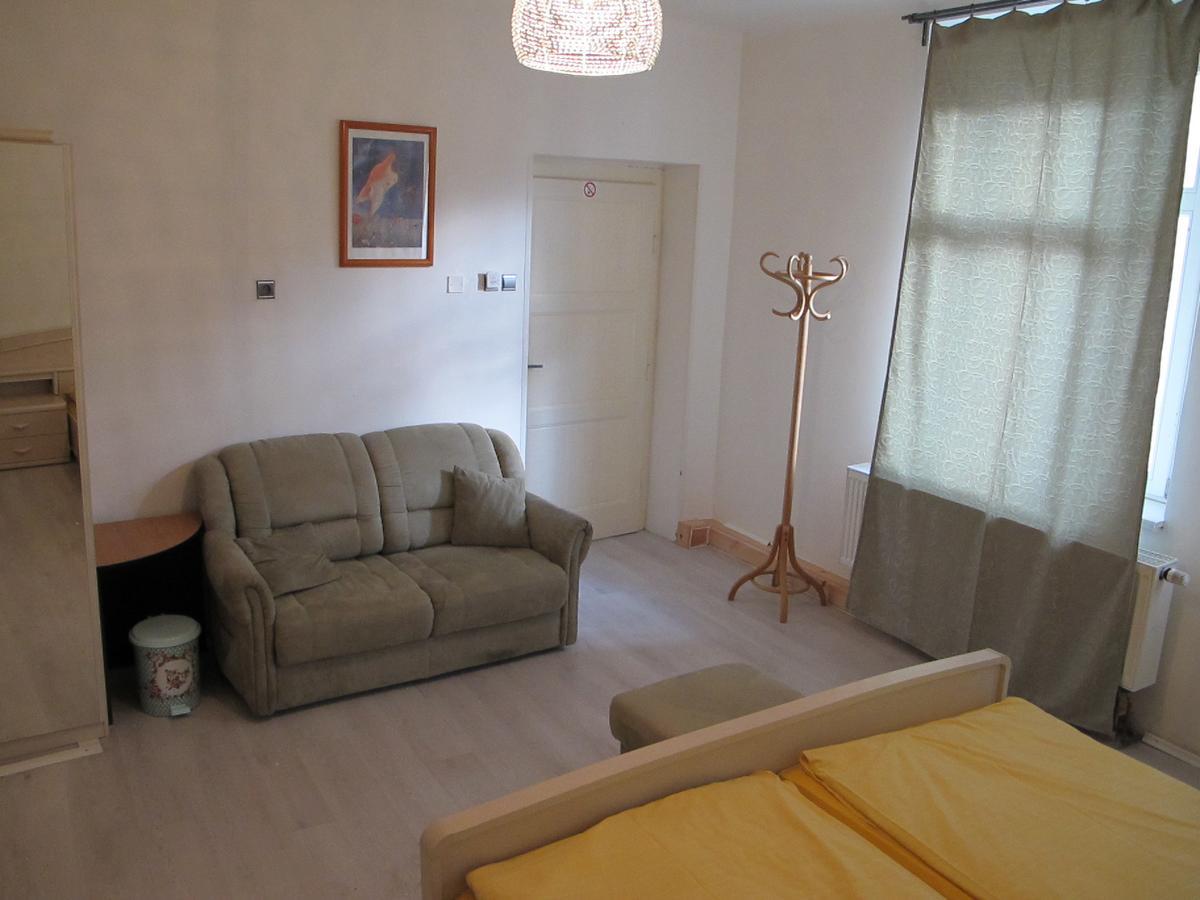 All Seasons Hostel Прага Экстерьер фото