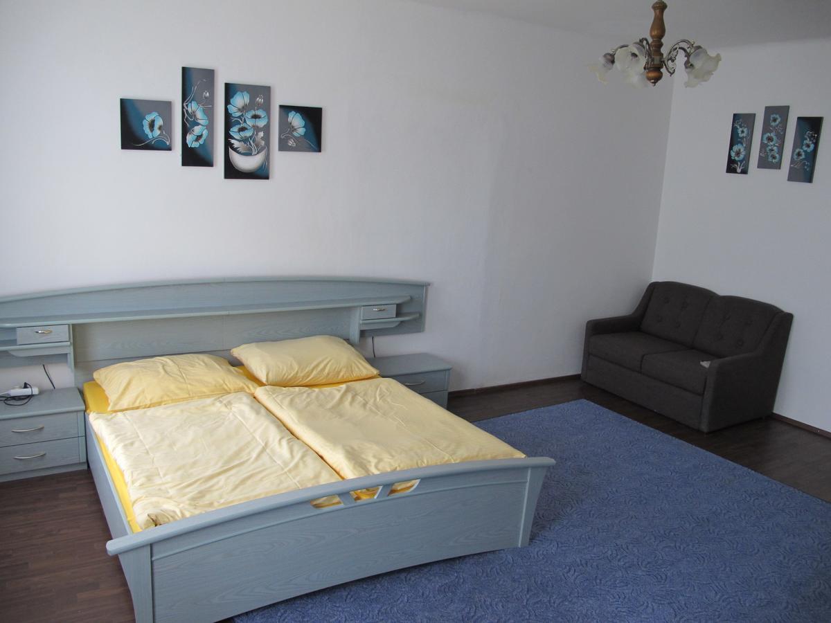 All Seasons Hostel Прага Экстерьер фото