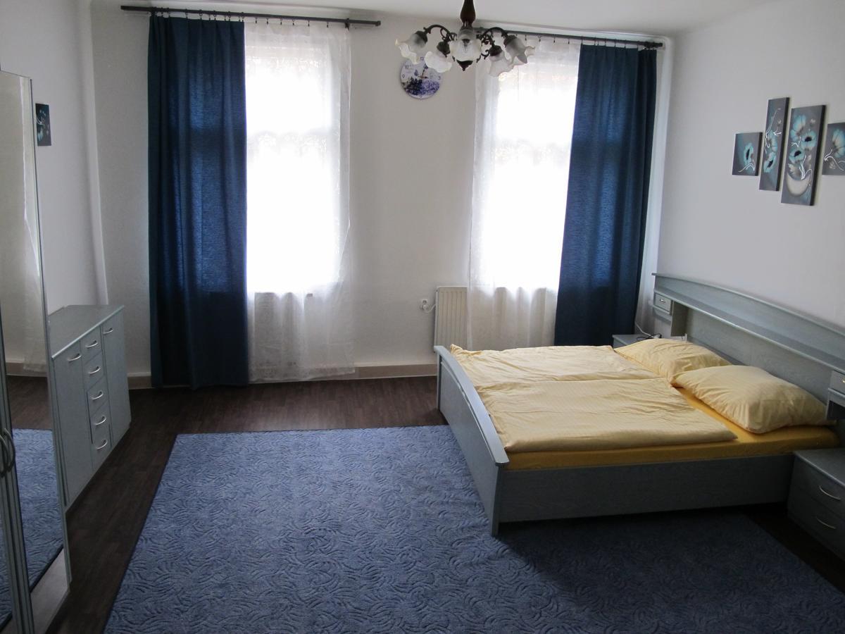 All Seasons Hostel Прага Экстерьер фото