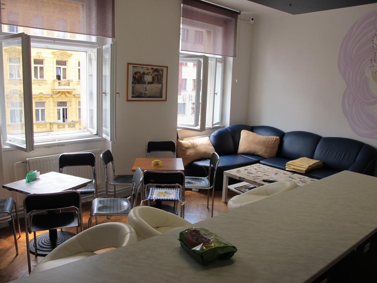 All Seasons Hostel Прага Экстерьер фото